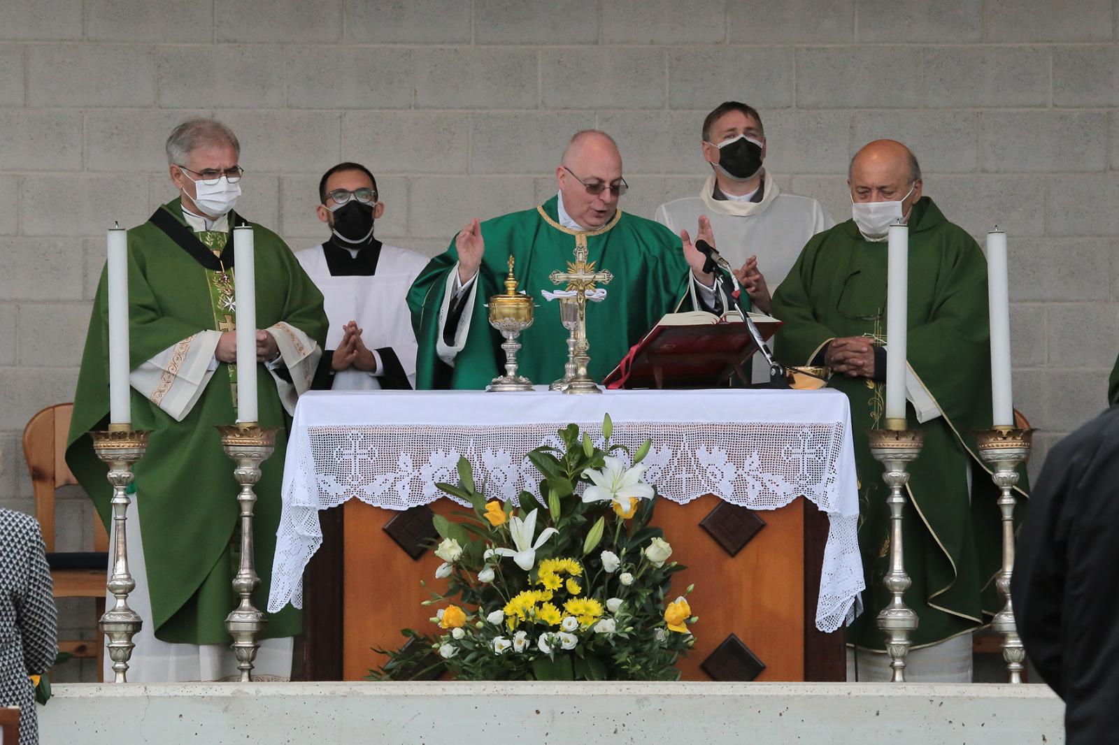 Immagine per Don Centomo entra a Romans, parco gremito e attesa per la riapertura della chiesa